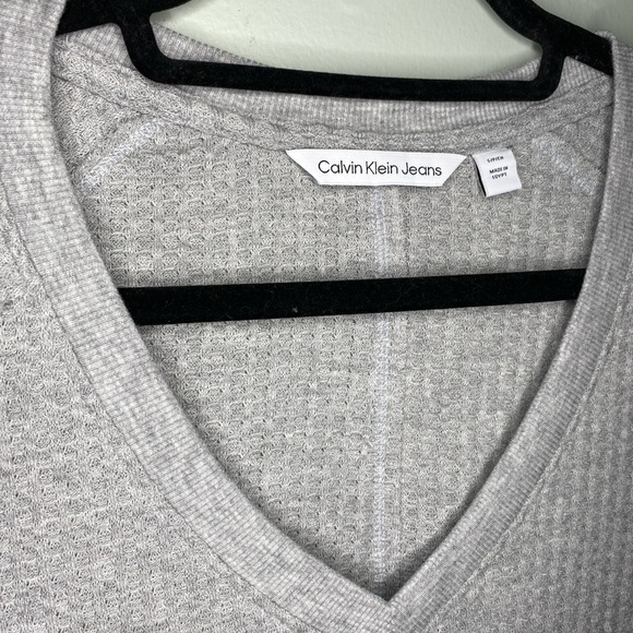 Calvin Klein Jeans‎ Waffle Knit Gray V-Neck Top Size Small - Picture 2 of 4